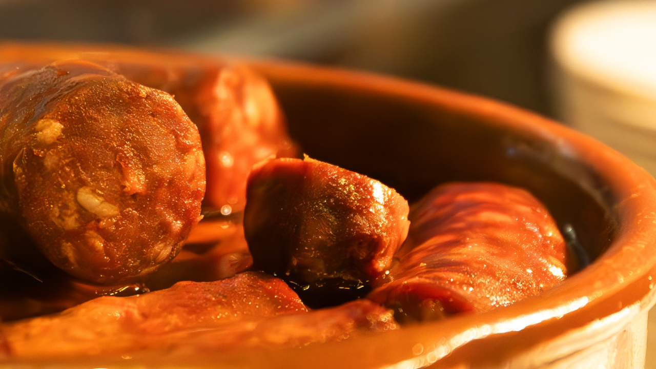 Chorizo a la sidra en cazuela de barro